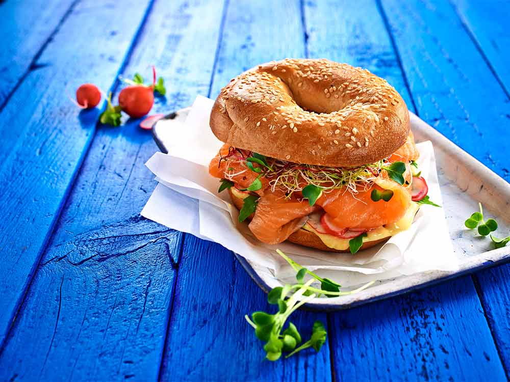abrahams norwegischer raeucherlachs auf bagel